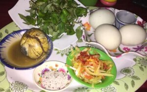 Balut does not look too appealing, but the taste will surprise you. What to eat in Viet Nam